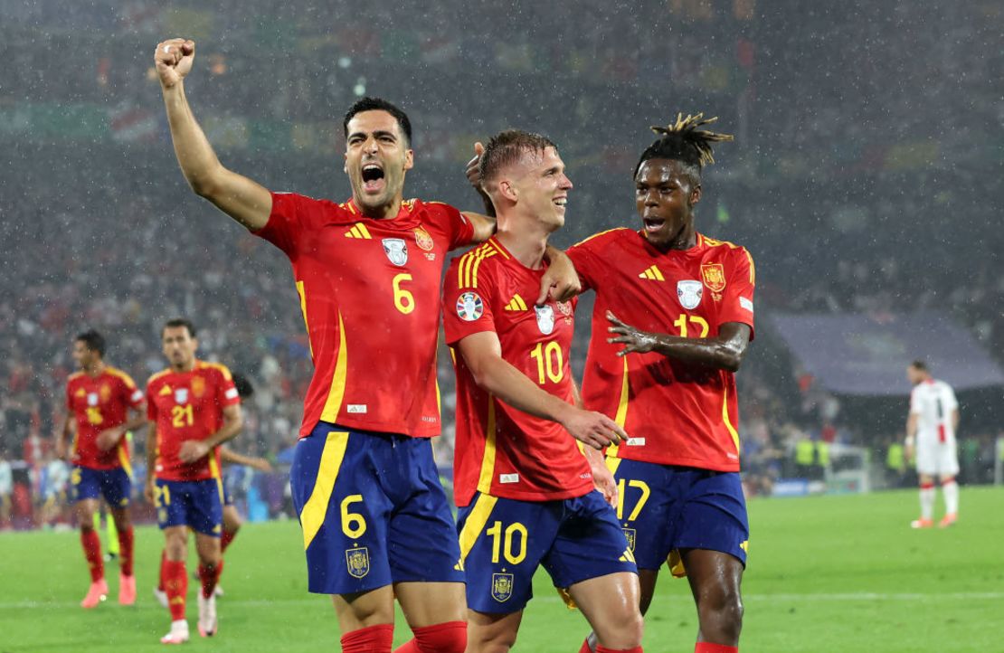 Dani Olmo celebra tras anotar el cuarto gol de su equipo con sus compañeros Mikel Merino y Nico Williams durante el partido de octavos de final de la Eurocopa 2024 entre España y Georgia en el estadio Colonia el 30 de junio de 2024 en Colonia, Alemania.