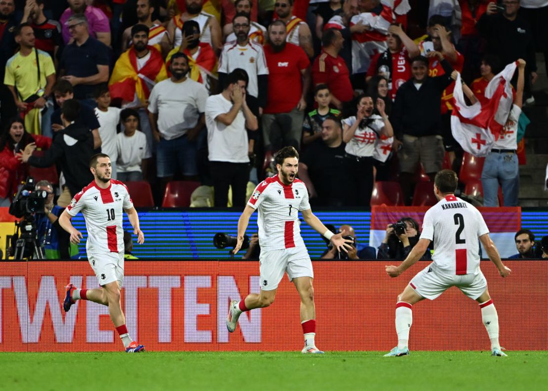 Khvicha Kvaratskhelia celebra con su compañero de equipo Otar Kakabadze después de que Robin Le Normand marcara un autogol para Georgia durante el partido de octavos de final de la Euro 2024 entre España y Georgia en el estadio Colonia el 30 de junio de 2024 en Colonia, Alemania.