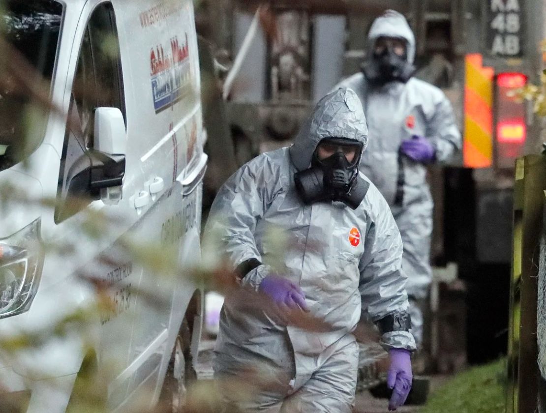 Una fotografía de archivo muestra a los investigadores en la escena del envenenamiento del exespía ruso Sergei Skripal y su hija Yulia en Salisbury, Inglaterra.