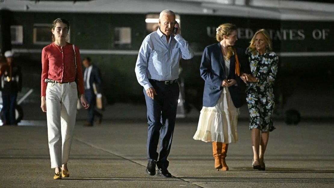 El presidente de EE.UU. Joe Biden y la primera dama Jill Biden, junto con sus nietas Natalie (izquierda) y Finnegan (segunda desde la derecha), se dirigen a abordar el Air Force One antes de partir de la Base de la Fuerza Aérea McGuire en Burlington, Nueva Jersey, el 29 de junio de 2024. Biden se dirige al retiro presidencial de Camp David, donde se esperaba que pasara el resto del fin de semana. Crédito: Mandel Ngan/AFP/Getty Images.