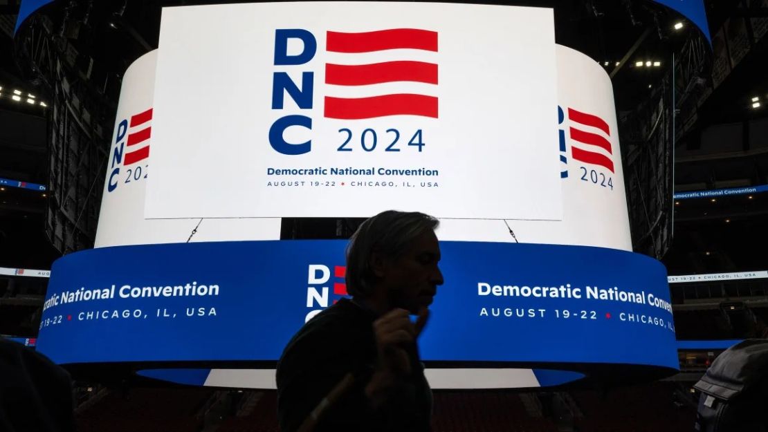 El logotipo de la Convención Nacional Demócrata en el marcador del United Center durante un recorrido de prensa el 18 de enero en Chicago. Crédito: Scott Olson/Getty Images.