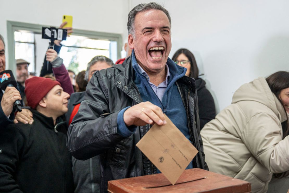 Fotografía cedida por la agencia ADHOC que muestra al precandidato presidencial uruguayo por el partido izquierdista Frente Amplio, Yamandu Orsi, depositando su voto en un colegio electoral durante las elecciones primarias en Montevideo el 30 de junio de 2024.