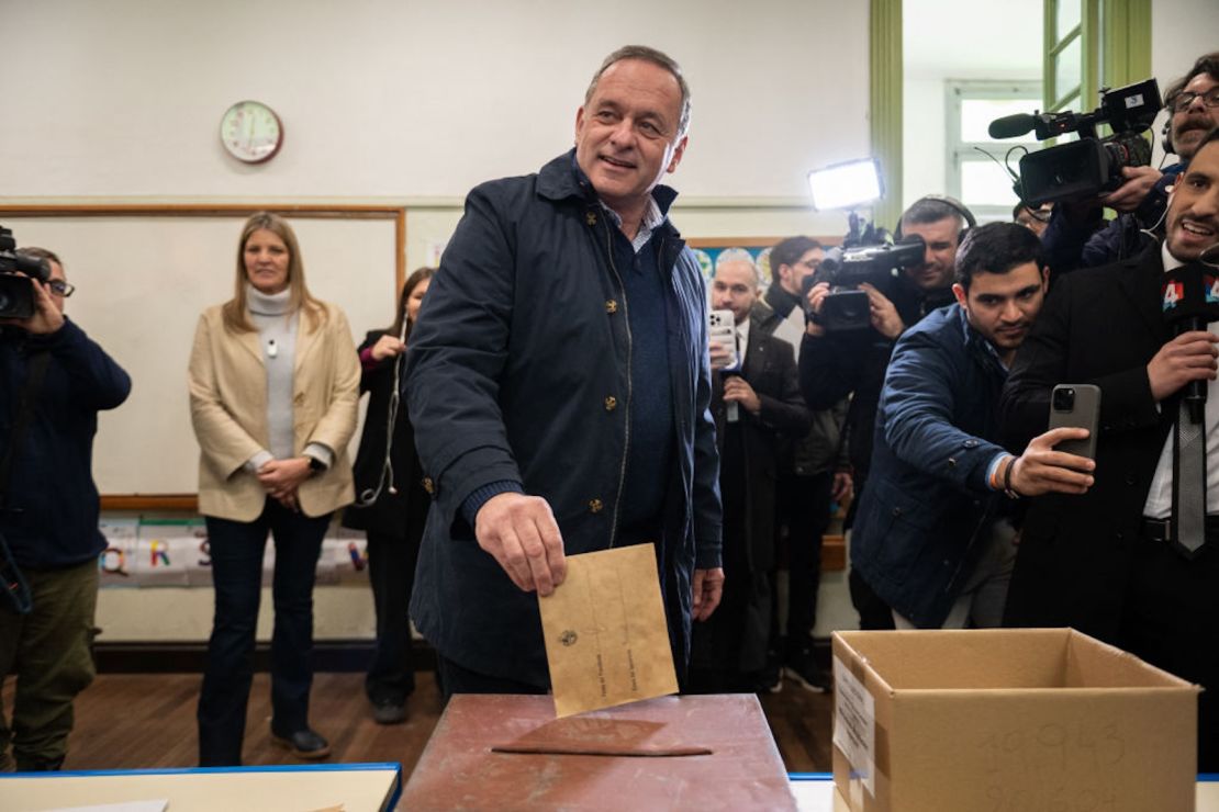 Fotografía cedida por la agencia ADHOC que muestra al precandidato presidencial de Uruguay por el partido gobernante Nacional, Álvaro Delgado, depositando su voto en un colegio electoral durante las elecciones primarias en Montevideo el 30 de junio de 2024.  / Uruguay OUT)