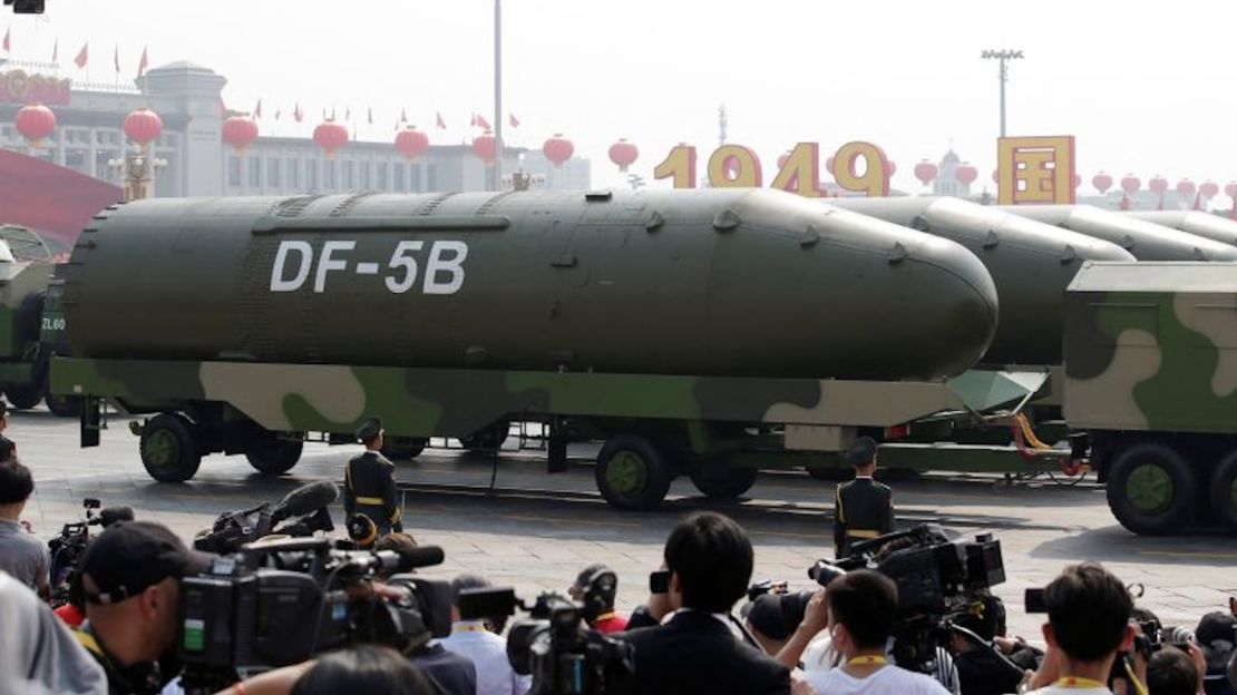 Vehículos militares que transportan misiles balísticos intercontinentales DF-5B pasan frente a la plaza de Tiananmen durante un desfile militar con motivo del 70 aniversario de la fundación de la República Popular China celebrado en Beijing en 2019.