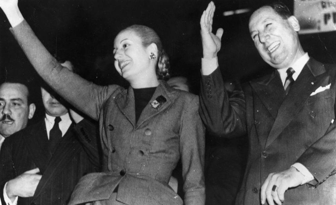 El presidente argentino, Juan Perón (1895 - 1974) y su esposa, Eva Perón (1919 - 1952), saludando una manifestación en su honor en Buenos Aires.