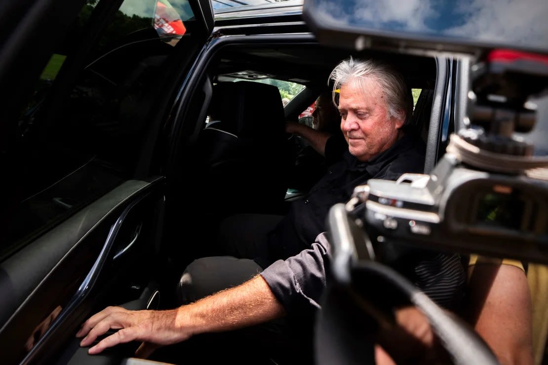 Steve Bannon se sube a su auto antes de presentarse en la Institución Correccional Federal de Danbury, el lunes 1 de julio de 2024, en Danbury, Connecticut. Crédito: Julia Nikhinson/AP.