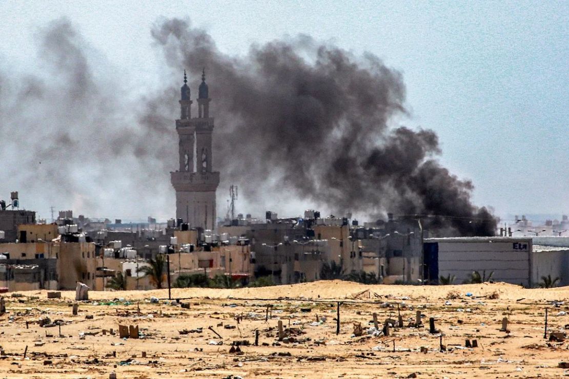 El humo se eleva desde el barrio Sultan de Rafah durante la operación militar de Israel el 18 de junio de 2024. Crédito: Bashar Taleb/AFP/Getty Images.