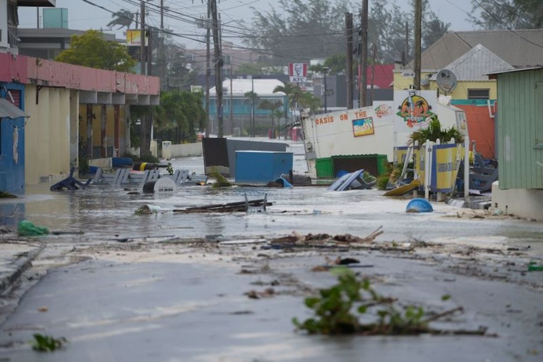 El huracán Beryl inunda una calle en Hastings, Barbados, el lunes.