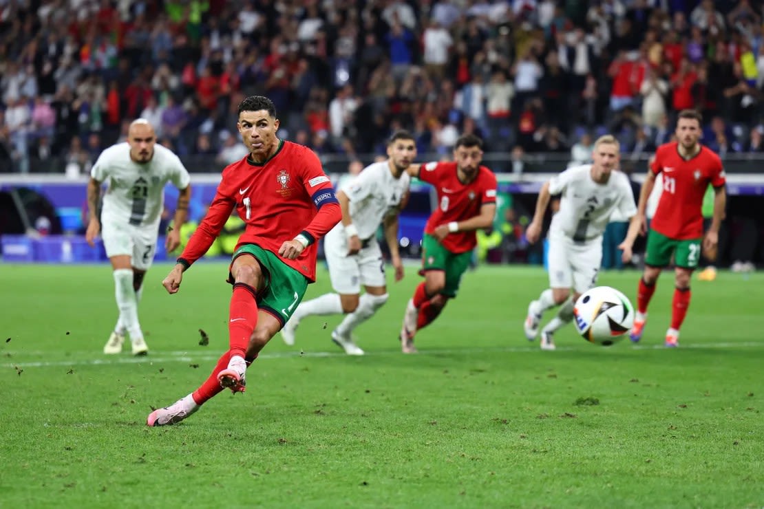 Ronaldo lanza su penalti durante la prórroga, que detuvo el esloveno Jan Oblak.