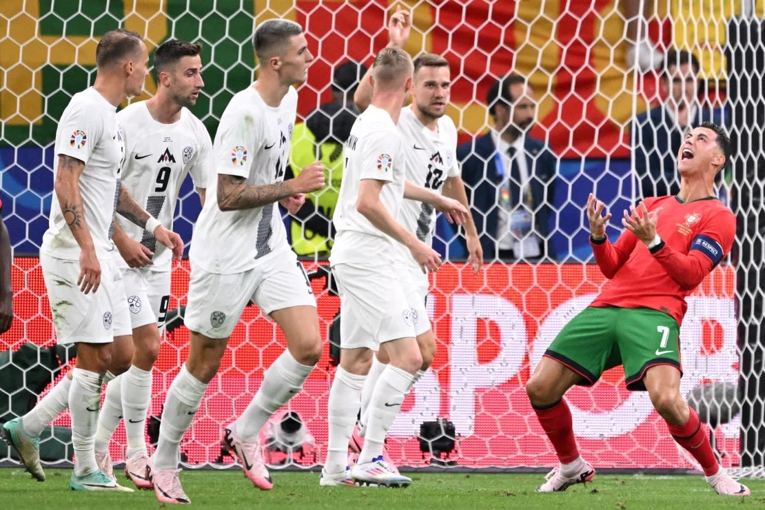 Ronaldo reacciona tras fallar una ocasión contra Eslovenia.