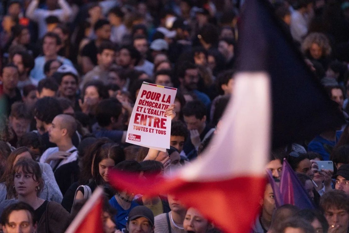 Manifestantes contra la extrema derecha durante una manifestación en la Place de la Republique tras los resultados de las elecciones legislativas francesas en París, Francia, el 30 de junio de 2024. Crédito: Nathan Laine/Bloomberg/Getty Images.