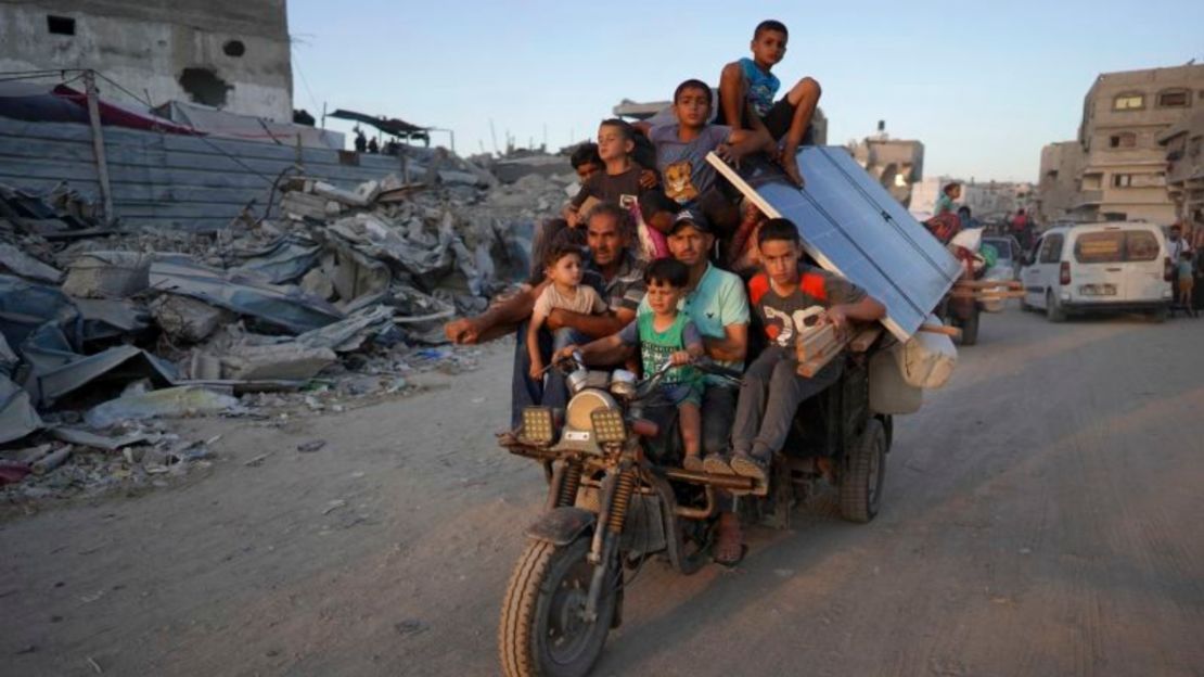 Palestinos desplazados abandonan una zona en el este de Khan Younis después de que el Ejército de Israel emitiera una nueva orden de evacuación para partes de la ciudad y Rafah, en el sur Gaza. Crédito: Bashar Taleb/AFP/Getty Images