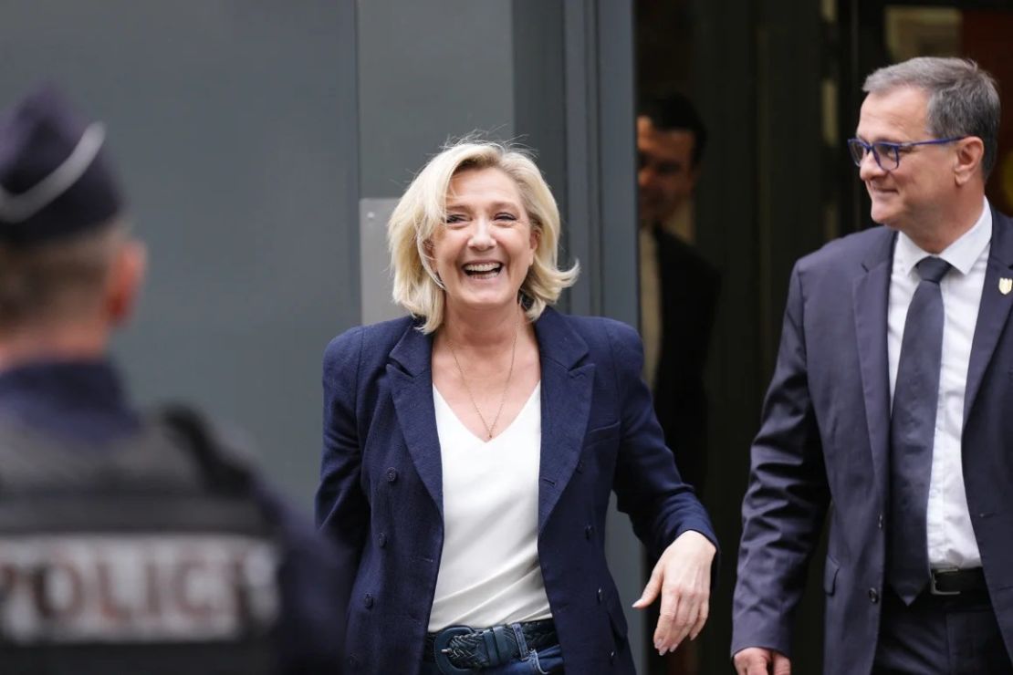 La expresidenta del grupo parlamentario de extrema derecha francés Agrupamiento Nacional (RN), Marine Le Pen, y el alcalde de Perpiñán, Louis Aliot, abandonan la sede del partido en París el 2 de julio de 2024. Crédito: Dimitar Dilkoff/AFP/Getty Images.