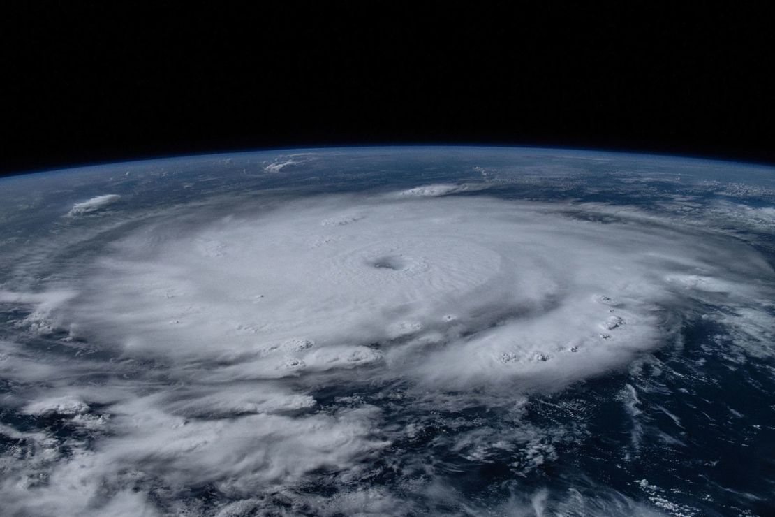 El astronauta de la NASA Matthew Dominick compartió esta foto del huracán visto desde el espacio el 1 de julio. En una publicación en X, Dominick dijo que mirar el huracán con la cámara le generó "una sensación inquietante y un alto nivel de entusiasmo por el clima". Crédito: Matthew Dominick/NASA.