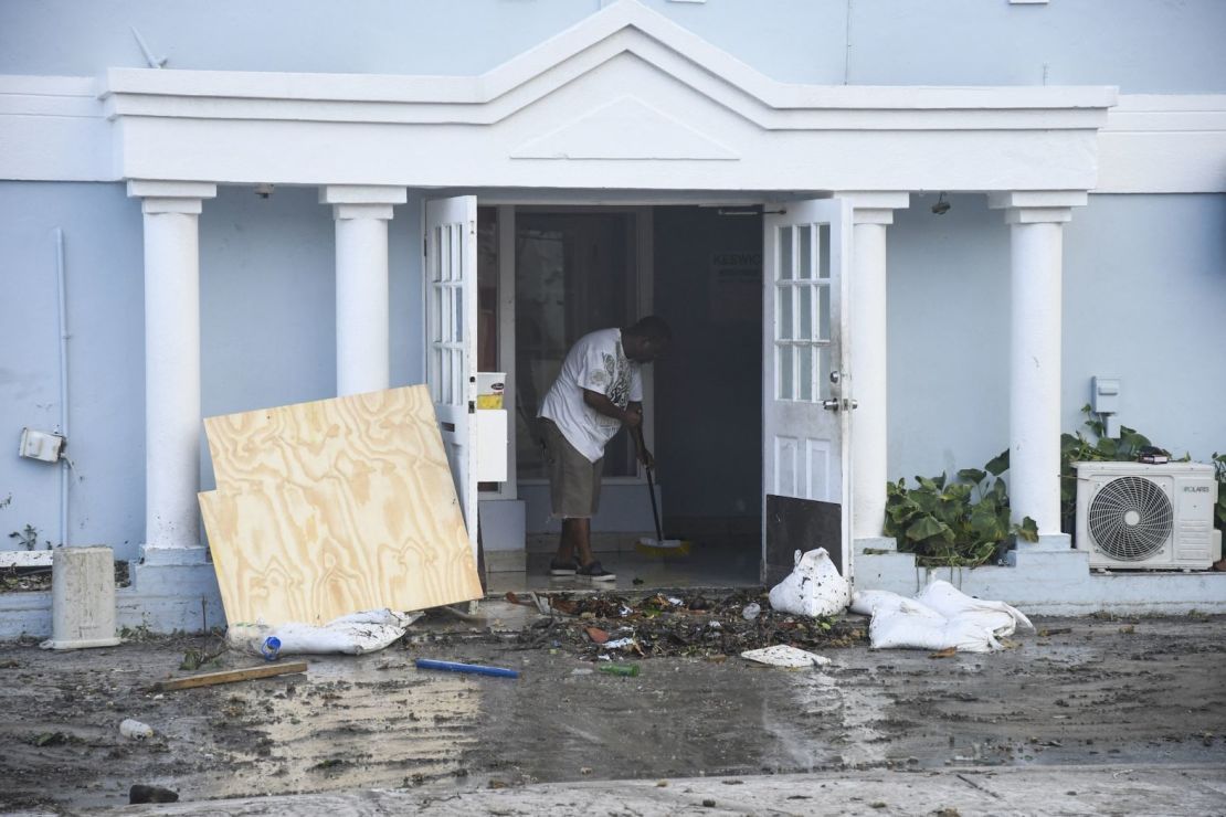 Un hombre limpia el agua de un restaurante dañado en Hastings, Barbados, el 1 de julio. Crédito: Randy Brooks/AFP/Getty Images.