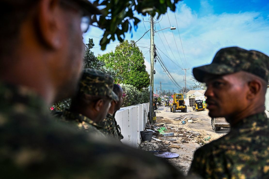 Miembros de las fuerzas armadas de Barbados limpian una calle de arena en Oistins, Barbados, el 1 de julio. Crédito: Chandan Khanna/AFP/ Getty Images.