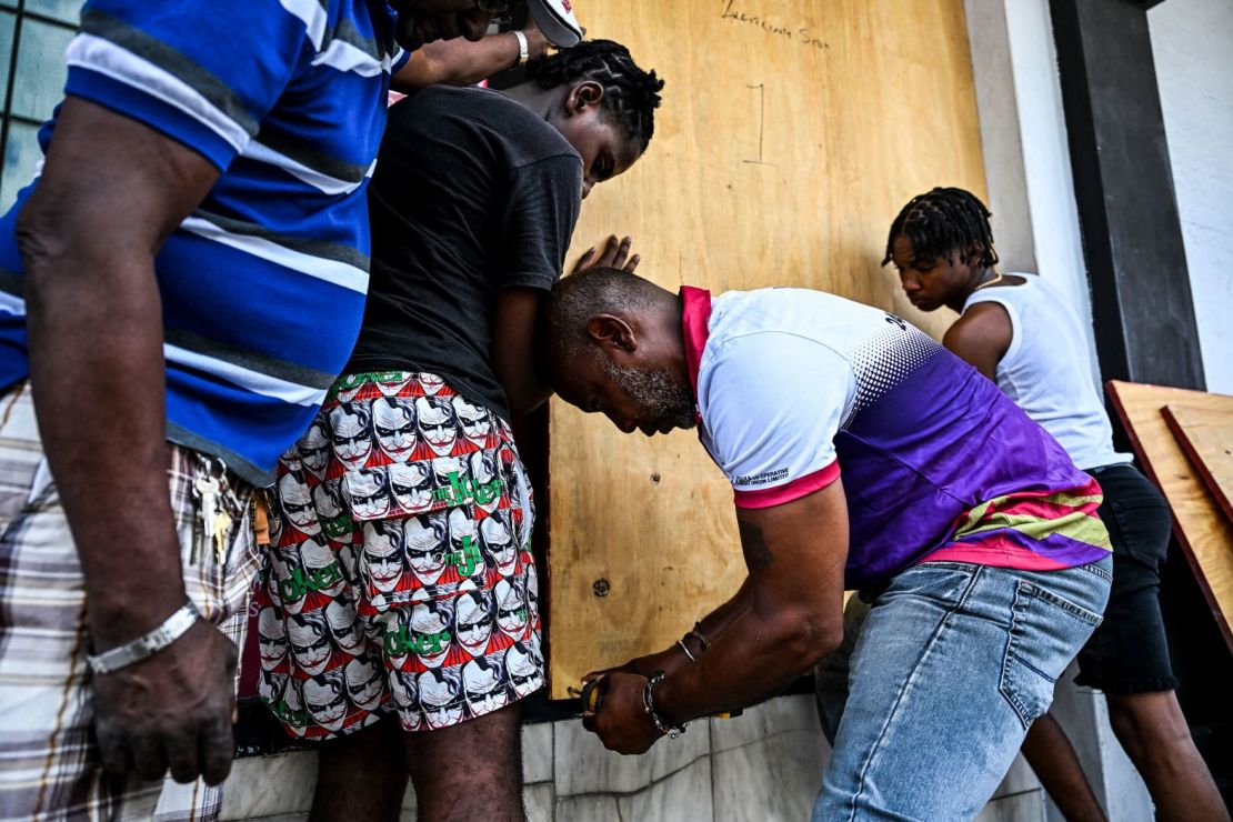 Un hombre encinta el escaparate de una tienda en Bridgetown, Barbados, el domingo 30 de junio. Chandan Khanna/AFP/Getty Images.