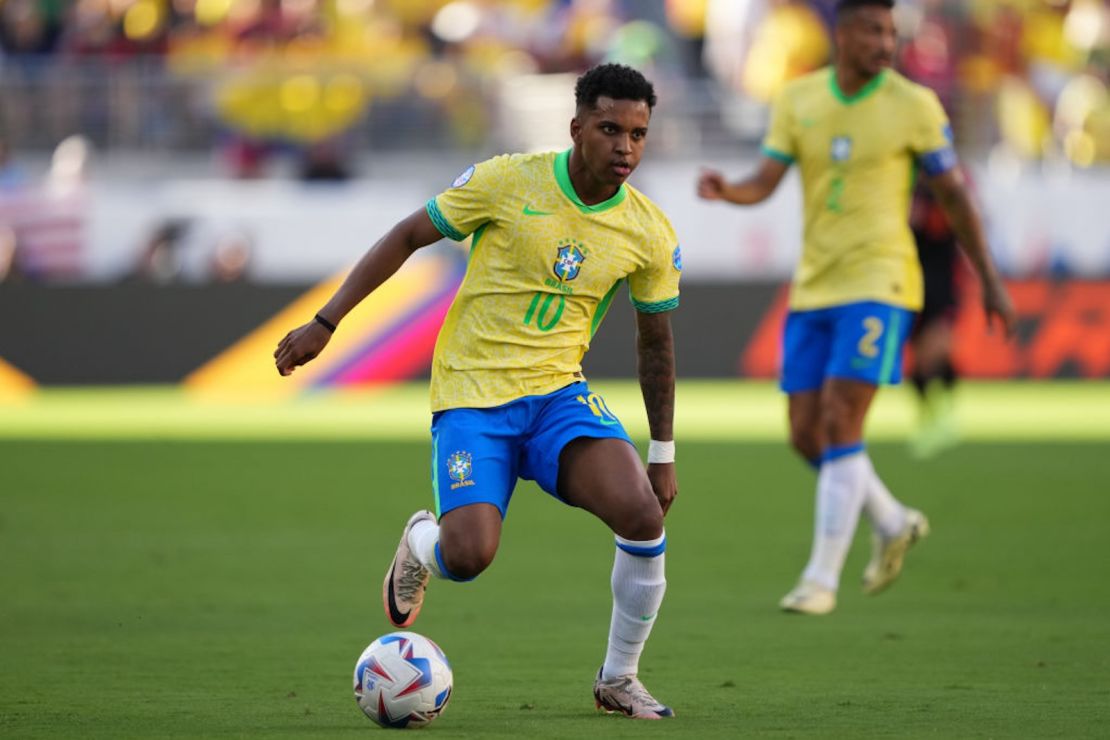 Rodrygo de Brasil controla el balón durante el partido del Grupo D de la Copa América 2024 entre Brasil y Colombia en el Levi's Stadium el 02 de julio de 2024 en Santa Clara, California.