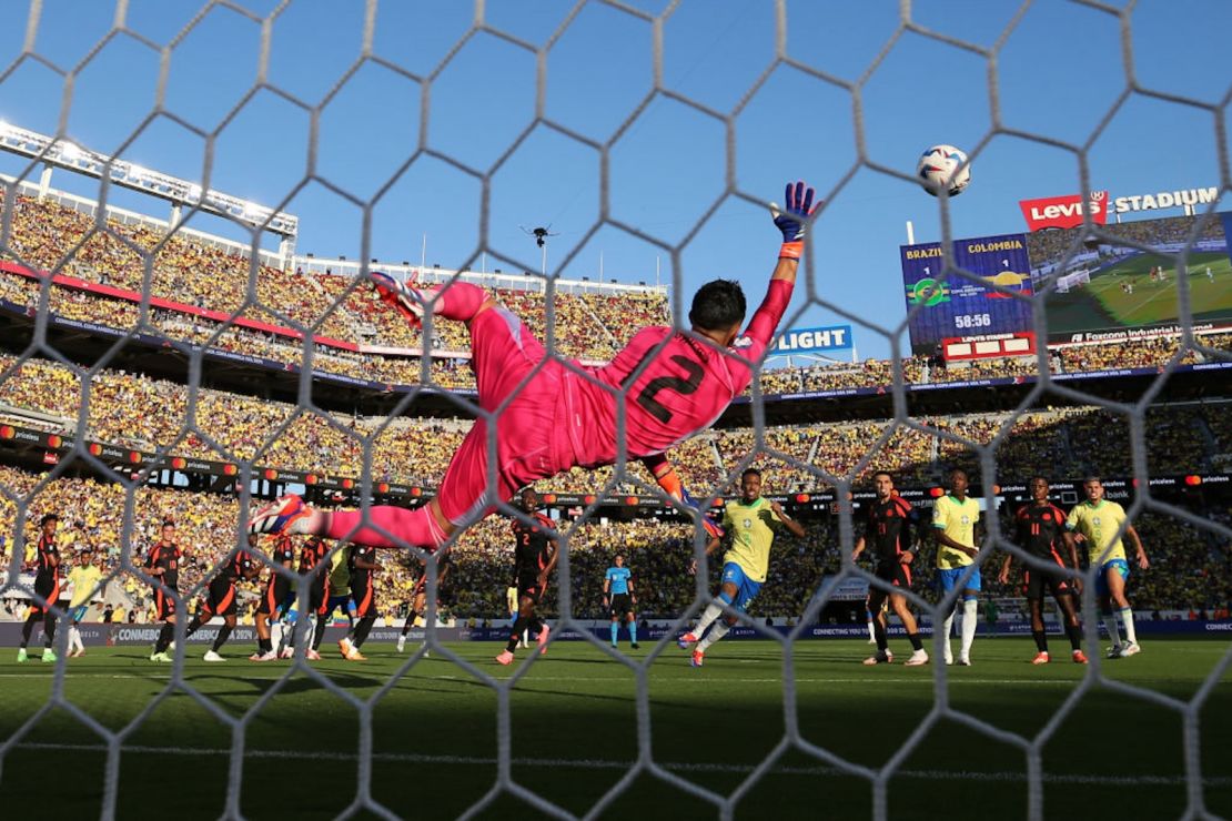 Eder Militao de Brasil dispara a puerta mientras Camilo Vargas de Colombia se lanza para hacer una parada durante el partido del Grupo D de la Copa América 2024 entre Brasil y Colombia en el Levi's Stadium el 02 de julio de 2024 en Santa Clara, California.