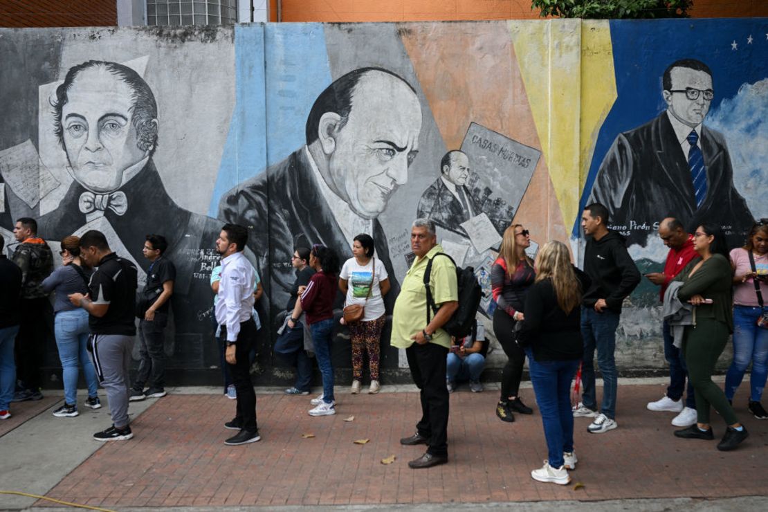 La gente hace cola para votar afuera de un colegio electoral durante un simulacro de elección en Caracas el 30 de junio de 2024. Venezuela celebró el domingo un ensayo para las elecciones presidenciales del 28 de julio, en las que el presidente Nicolás Maduro buscará un tercer mandato de seis años.