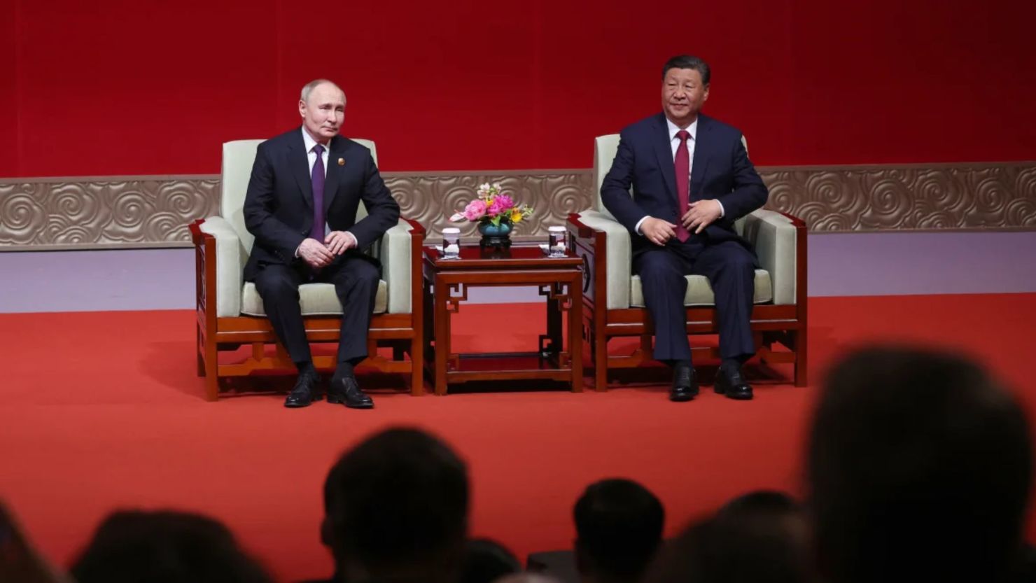 El presidente de Rusia, Vladimir Putin, y el líder de China, Xi Jinping, asisten juntos a un concierto en Beijing durante la visita de Estado de Putin a China el 16 de mayo de 2024.