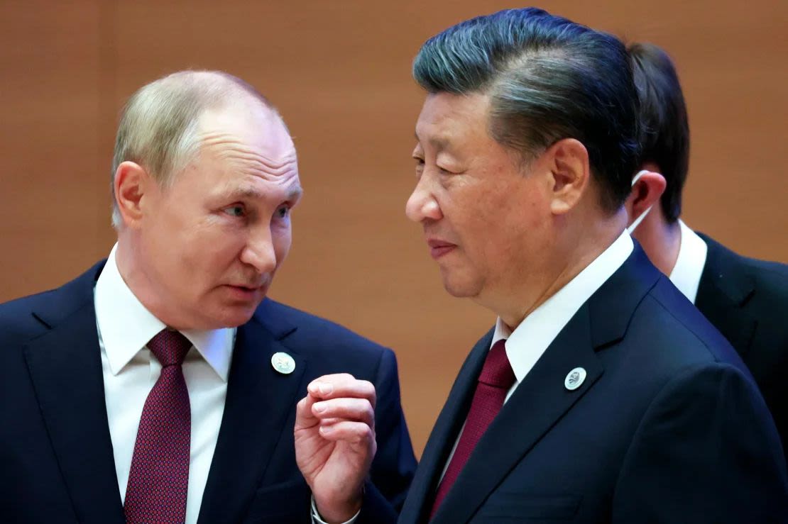 Putin habla con Xi en la cumbre de la OCS celebrada hace dos años en Samarcanda, Uzbekistán.