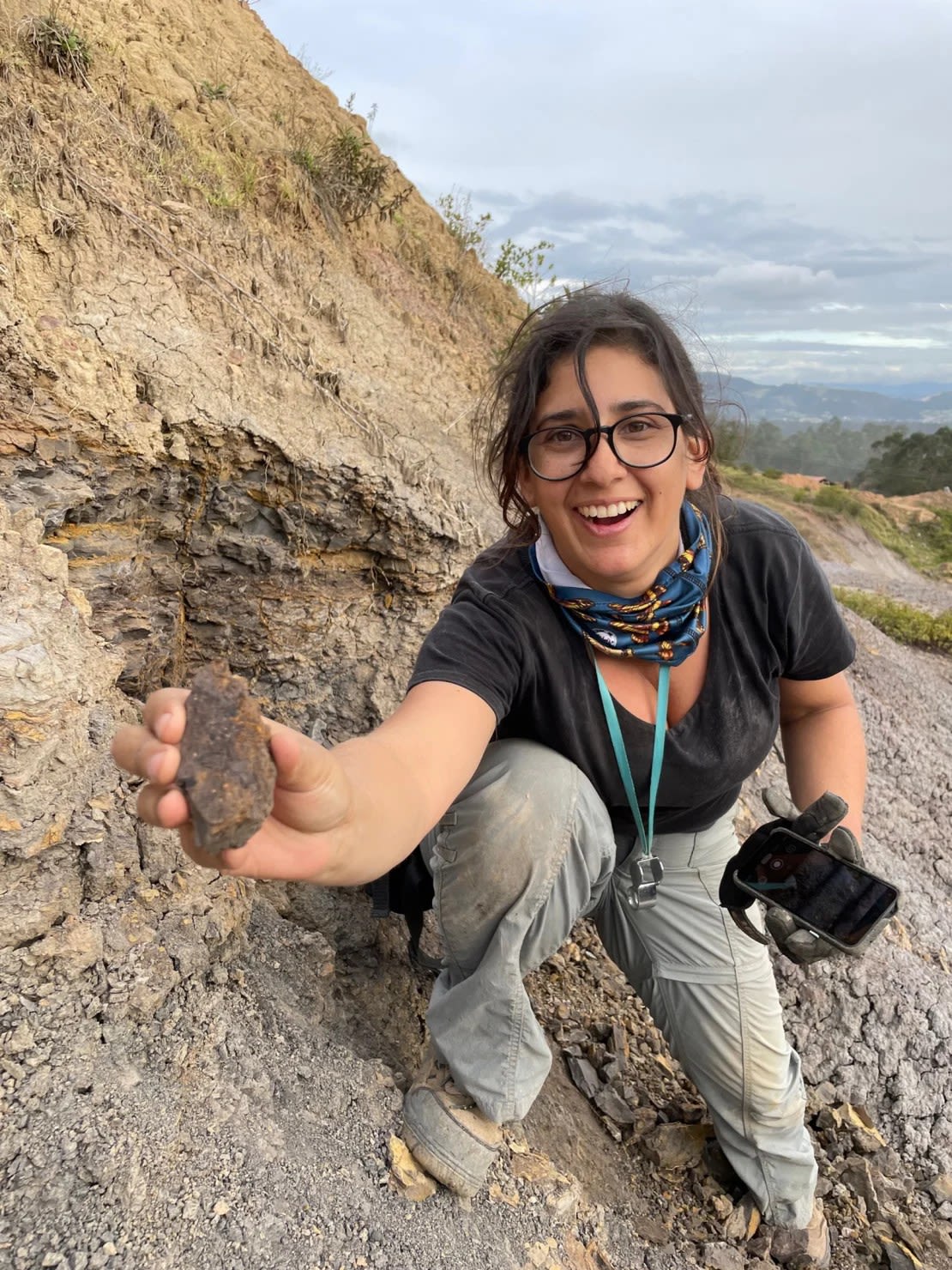 Mónica Carvalho sostiene la primera uva del hemisferio occidental recién descubierta en la excavación de Colombia.