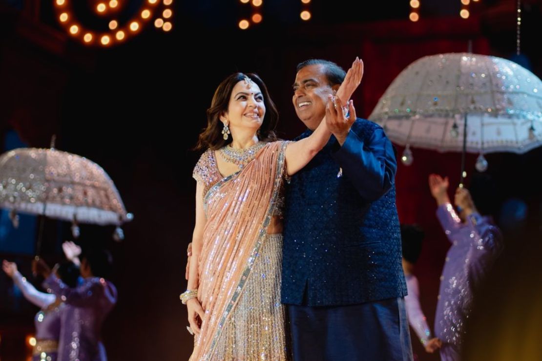 Nita y Mukesh Ambani, madre y padre del novio, fotografiados en una celebración preboda. Crédito: Cortesía de Manish Malhotra