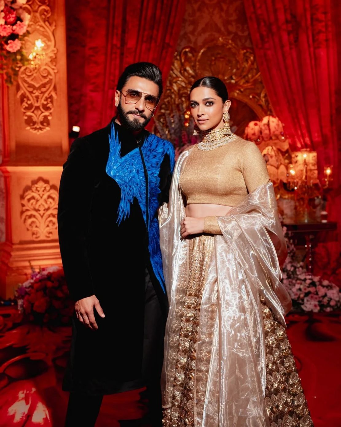 La boda estará repleta de famosos. El actor Ranveer Singh y su esposa y actriz Deepika Padukone posan para una foto durante las celebraciones previas a la boda a principios de este año. Crédito: Reliance Industries/Handout/Reuters