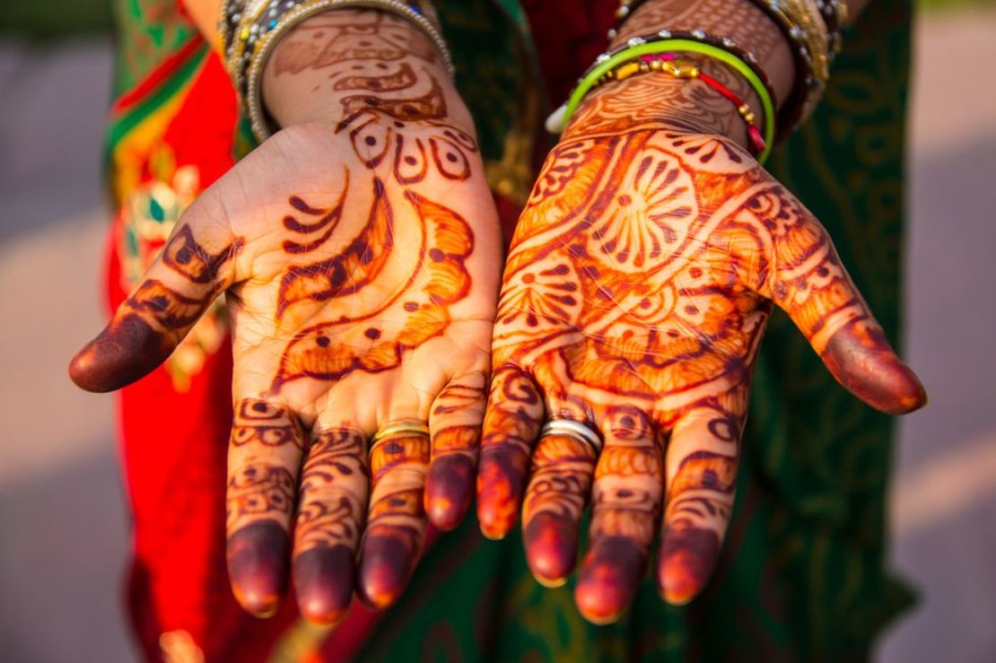 Una novia con henna en Agra, Uttar Pradesh, India. Crédito: EyesWideOpen/Getty Images