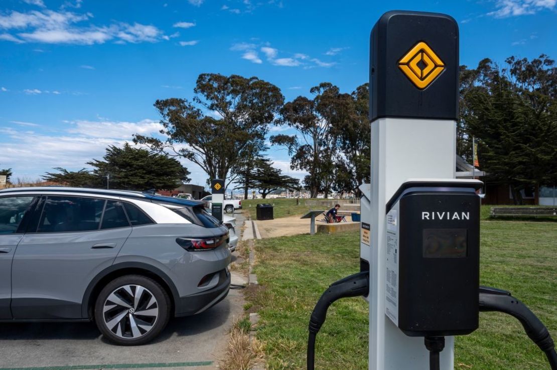 Un vehículo eléctrico en una estación de carga de Rivian en San Francisco. Newsome declaró a CNN que California seguirá liderando las energías limpias, gane quien gane las elecciones. Crédito: David Paul Morris/Bloomberg/Getty Images