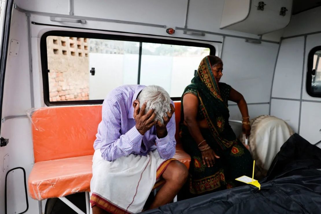 Familiares de una víctima del aplastamiento lloran junto a su cuerpo, afuera de un hospital en el distrito de Hathras. Crédito: Anushree Fadnavis/Reuters.