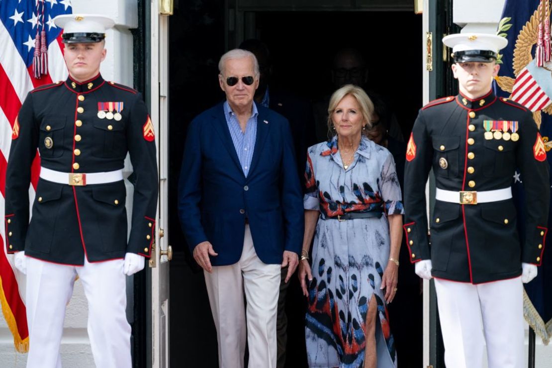 El presidente de EE.UU., Joe Biden, y la primera dama Jill Biden en el Jardín Sur de la Casa Blanca donde ofrecieron una barbacoa para las familias de militares en servicio activo por las celebraciones del 4 de julio de 2023 en Washington. Crédito: SAUL LOEB/AFP/Getty Images