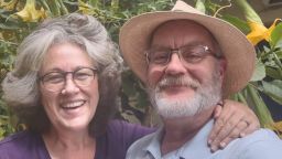 Hace dos años se mudaron de Estados Unidos a Ecuador. Pero la nueva vida de Ruth Harrison y Dan Phillips dio un giro inesperado a principios de este año, cuando se declaró el estado de emergencia en todo el país. Cortesía de Ruth