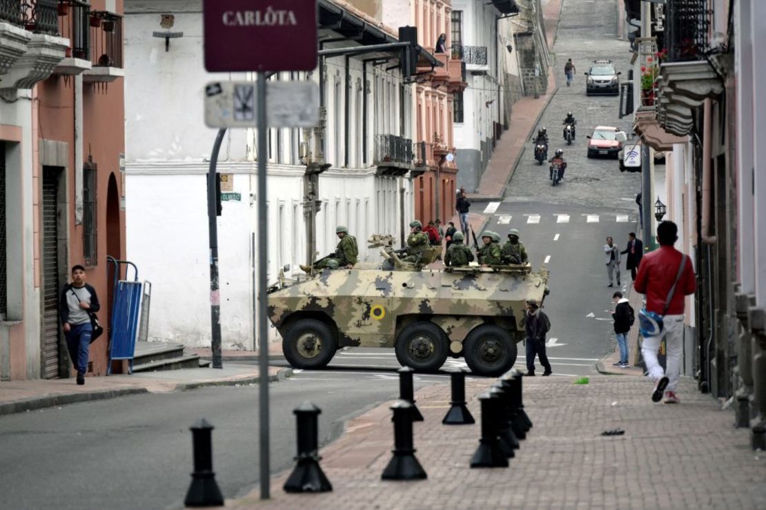 Fuerzas de seguridad ecuatorianas patrullando después de que el presidente de Ecuador Daniel Noboa declarara el país en estado de "conflicto armado interno" en enero. Crédito: Rodrigo Buendía/AFP/Getty Images