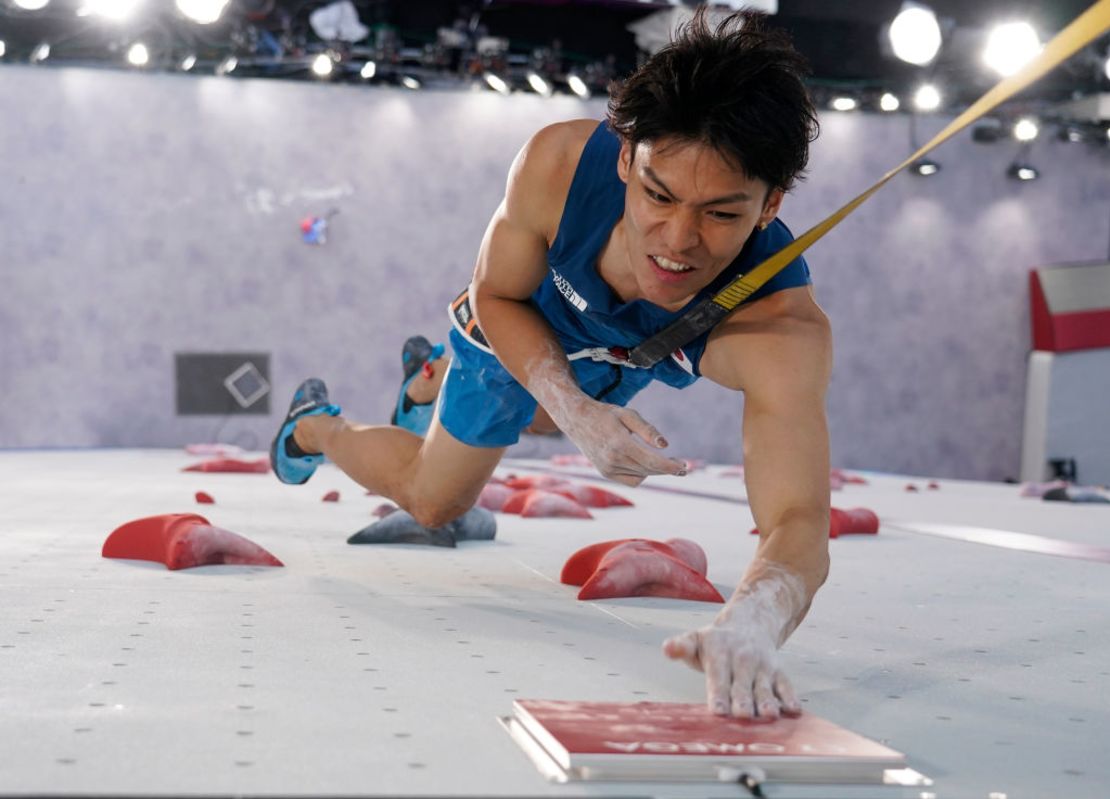 Tomoa Narasaki de Japón durante la final combinada masculina de escalada deportiva en el día trece de los Juegos Olímpicos de Tokio 2020 en Aomi Urban Sports Park el 05 de agosto de 2021 en Tokio, Japón.