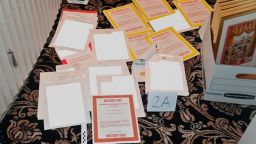 Esta imagen contenida en una presentación judicial del Departamento de Justicia el 30 de agosto de 2022, y parcialmente editada por la fuente, muestra una foto de los documentos incautados durante el registro del FBI del 8 de agosto en la casa de Mar-a-Lago del expresidente Donald Trump.