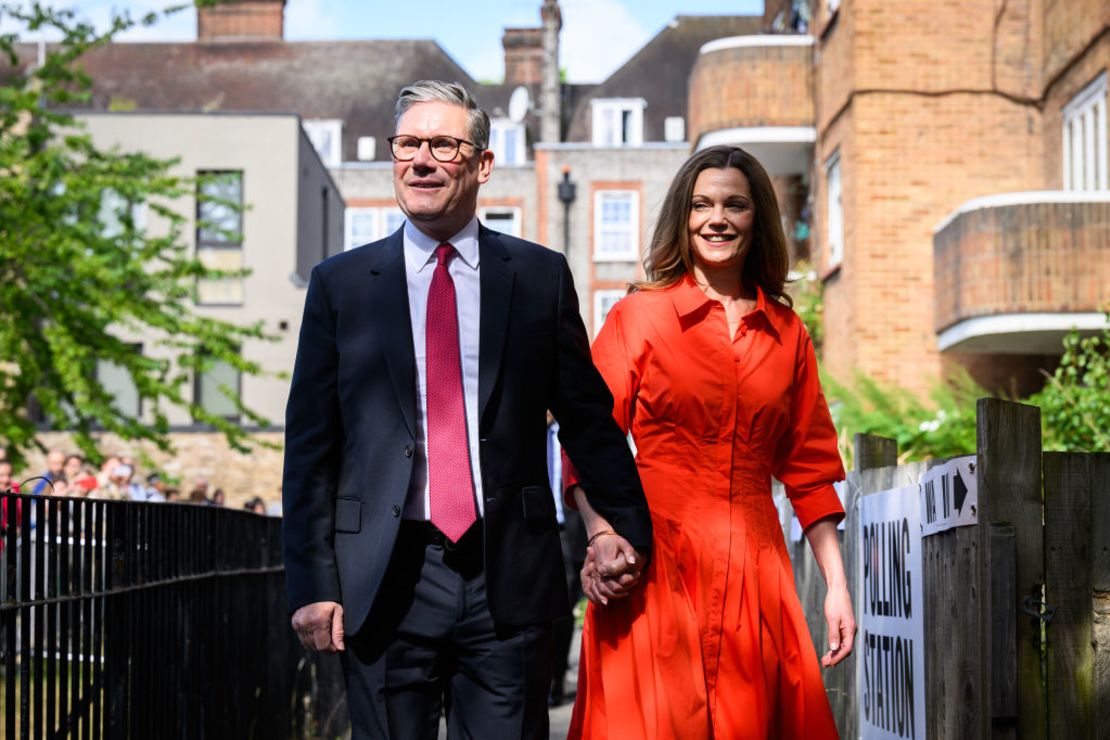 El líder del Partido Laborista, Keir Starmer, va a votar con su esposa, Victoria Starmer, el 4 de julio de 2024 en Londres.