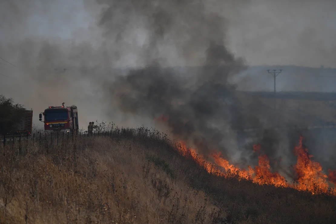 Los bomberos trabajan para extinguir un incendio tras un ataque de Hezbollah en los Altos del Golán controlados por Israel.