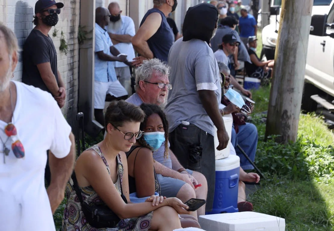 Personas esperanen medio del calor extremo para comprar hielo en Duplantier Ice Service en Nueva Orleans, Luisiana, el 1 de septiembre de 2021.