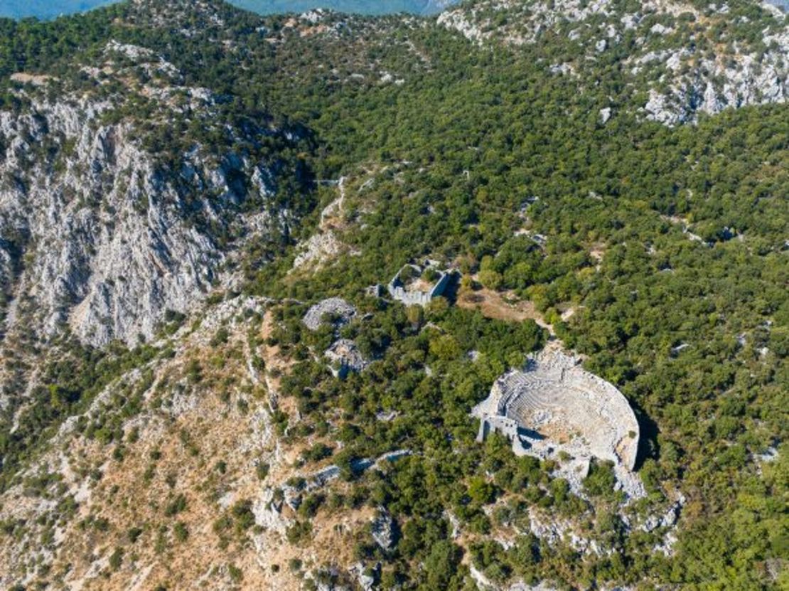 Desde arriba, se aprecia la espectacular ubicación de la ciudad junto a barrancos montañosos. En días despejados, hay vistas hasta la costa, a 40 kilómetros, y más allá. Crédito: Esin Deniz/iStockphoto/Getty Images