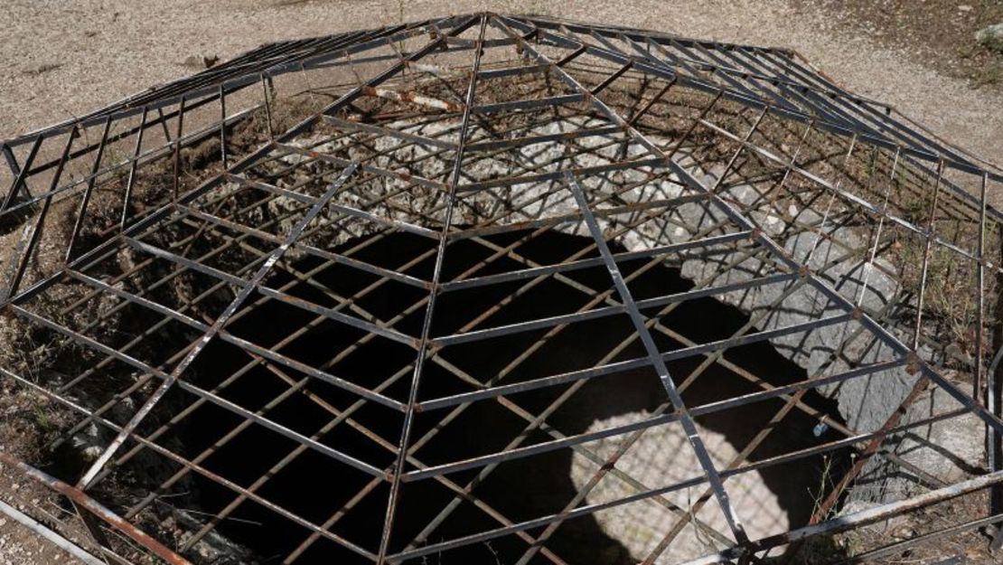 La ciudad tenía pocas fuentes naturales de agua, por lo que construyó gigantescas cisternas para almacenar el agua de lluvia. Estos recipientes de varias cámaras se excavaban a mano en roca maciza y podían contener 1.500 toneladas de agua. Crédito: Barry Neild/CNN