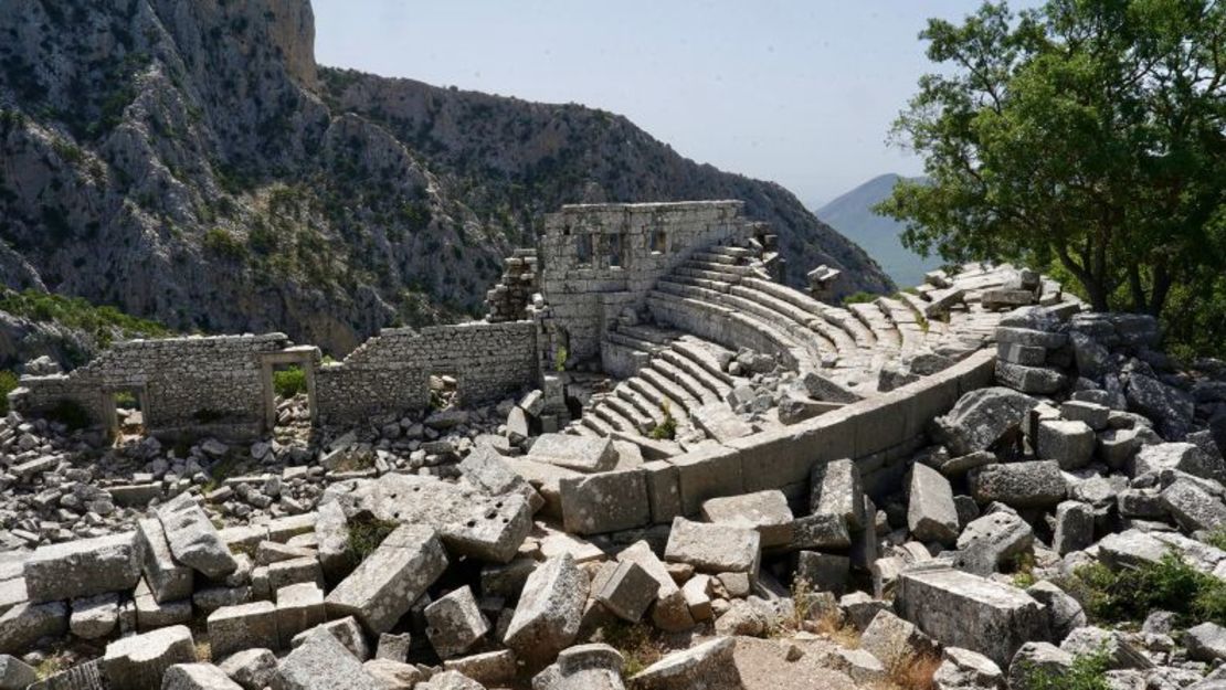 El punto culminante de la visita a Termessos es el teatro, encaramado en lo alto de la montaña como un Machu Picchu turco. En su día, la estructura de piedra pudo albergar a más de 4.000 personas. Crédito: Barry Neild/CNN