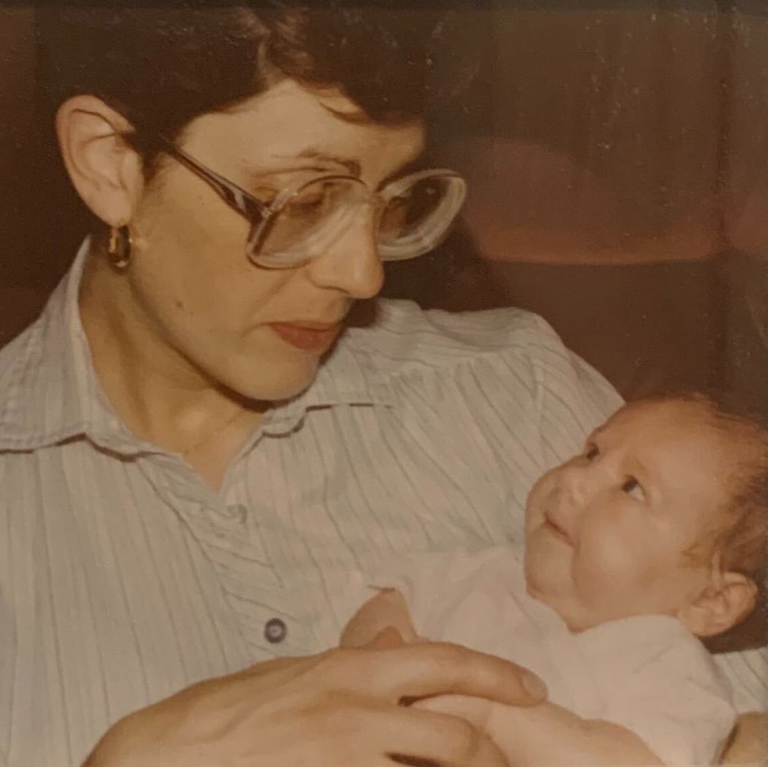 Mi madre, Mary Shoichet, muestra su barriguita en una foto sin fecha. Por aquel entonces, ella esperaba que yo naciera en agosto, como le habían indicado los médicos. Crédito: Foto de familia 				 				 			 				 				Sorprendí a todos llegando un mes antes, el 4 de julio, poco después de las 10 de la noche. Crédito: Foto de familia