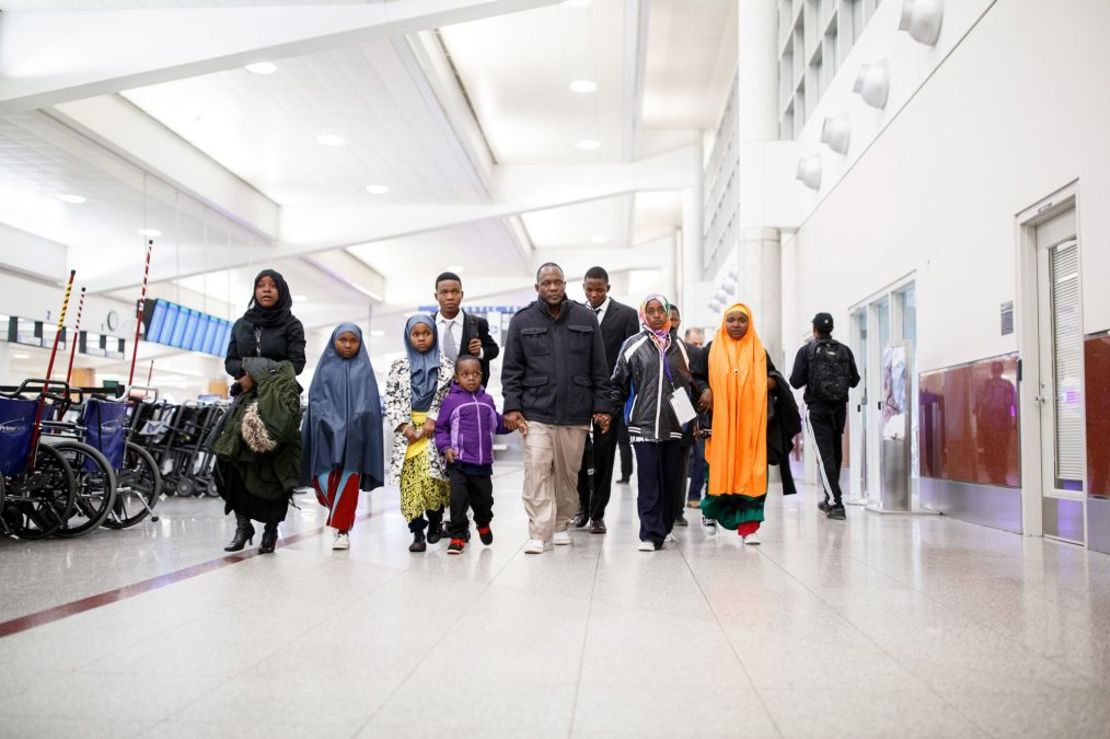 La familia Munye camina por el aeropuerto internacional Hartsfield-Jackson de Atlanta. Seguí su historia durante semanas después de que entrara en vigor la prohibición de viajar del Gobierno de Trump, y continué visitándolos regularmente durante más de un año. Crédito: Melissa Golden/Redux