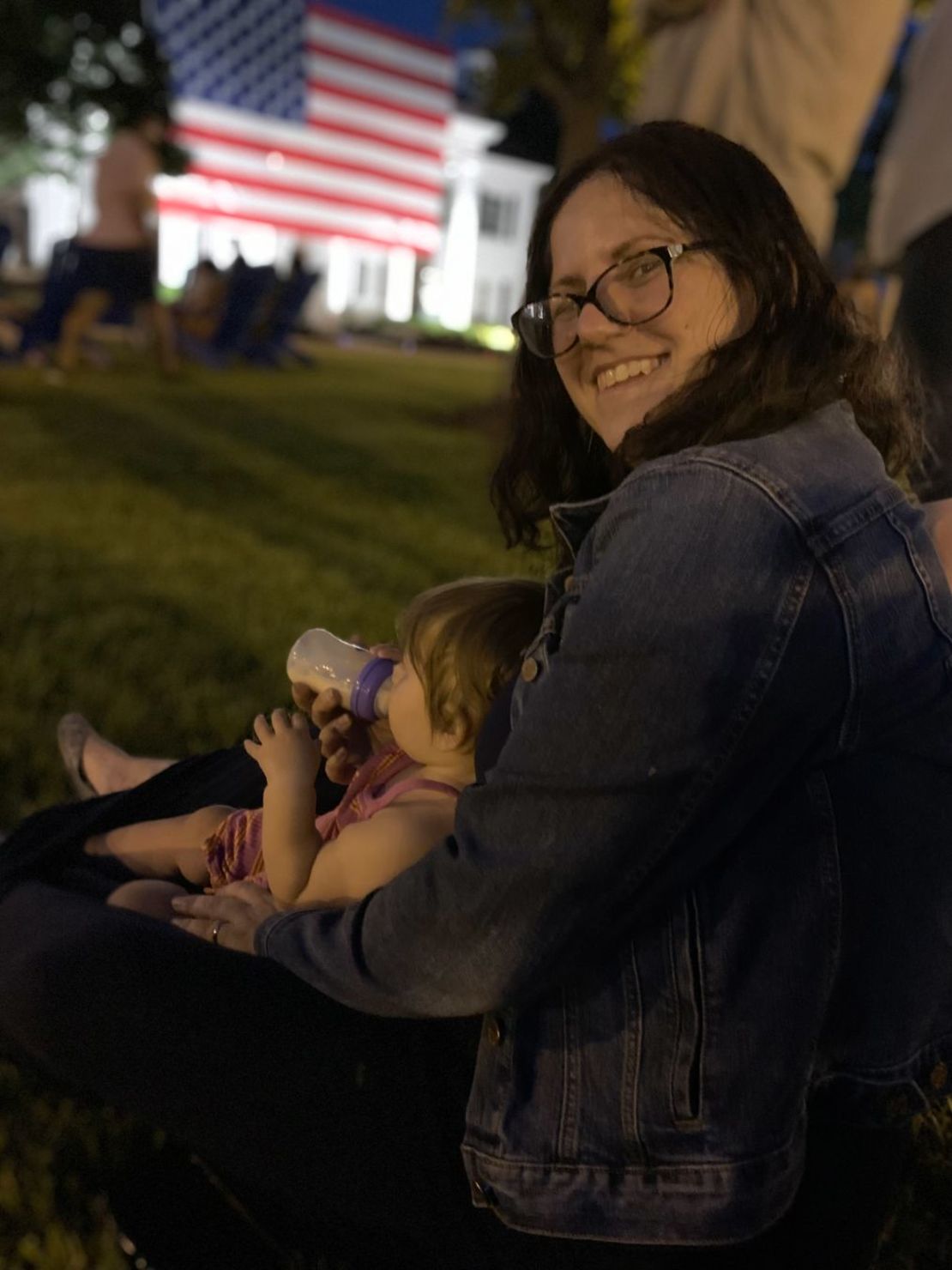 Sigo queriendo ver fuegos artificiales todos los años el día de mi cumpleaños. Pero mi perspectiva ha cambiado después de conocer a Abdalla y a su familia. Algún día también contaré su historia a mi hija. Crédito: Foto de familia