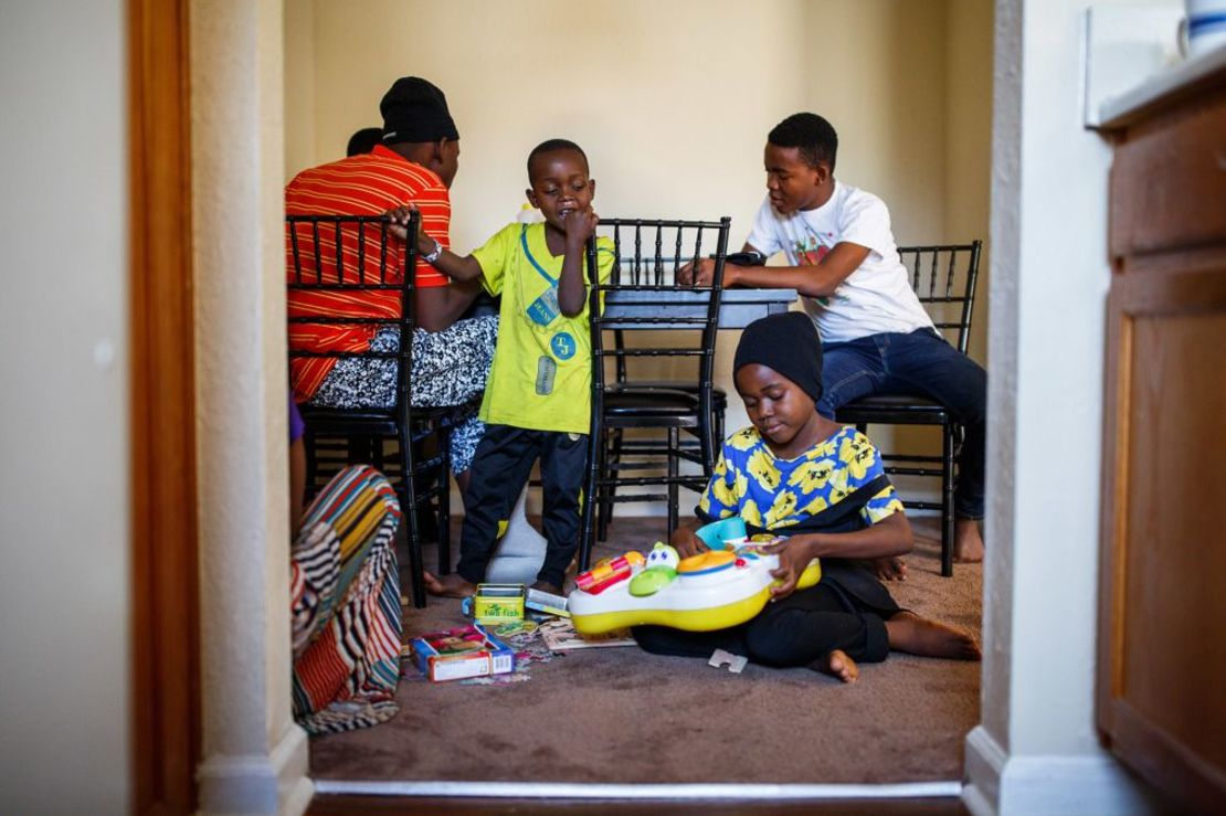 Habibo Mohamed y su marido Abdalla Ramadhan Munye suben las escaleras de su departamento en Clarkston, Georgia, en febrero de 2017. Crédito: Melissa Golden/Redux 				 				 			 				 				Los hijos de Habibo y Abdalla juegan en su departamento en febrero de 2017. Crédito: Melissa Golden/Redux