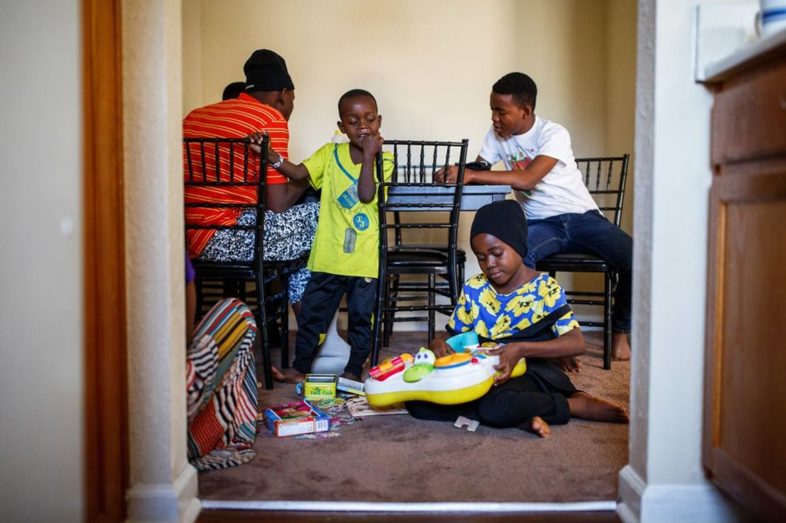 Habibo Mohamed y su marido Abdalla Ramadhan Munye suben las escaleras de su departamento en Clarkston, Georgia, en febrero de 2017. Crédito: Melissa Golden/Redux Los hijos de Habibo y Abdalla juegan en su departamento en febrero de 2017. Crédito: Melissa Golden/Redux