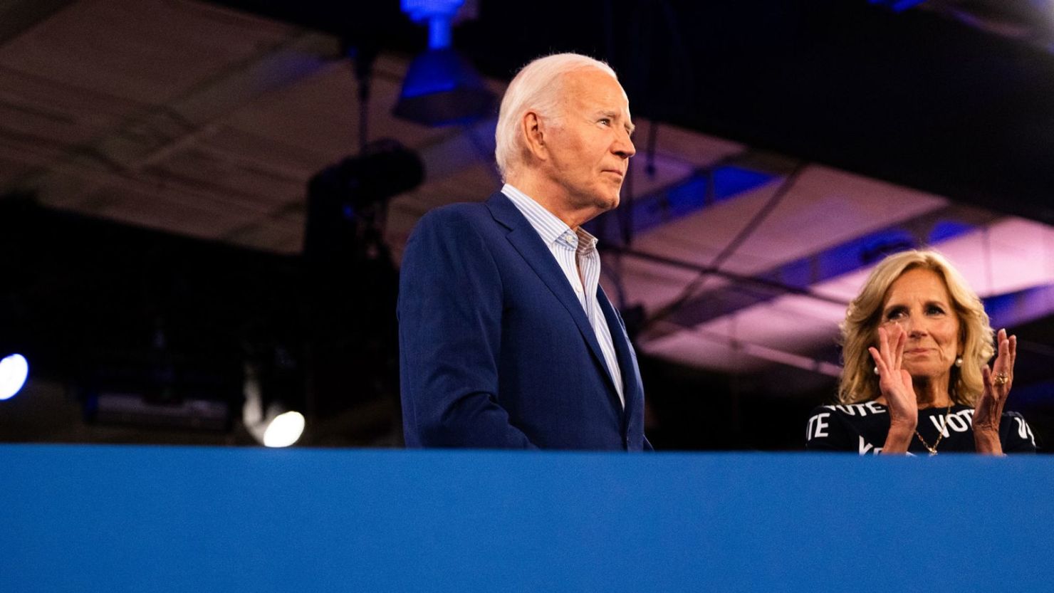 El presidente Joe Biden, a la izquierda, y la primera dama Jill Biden durante un acto de campaña en la Feria Estatal de Carolina del Norte en Raleigh, Carolina del Norte, el 28 de junio de 2024.