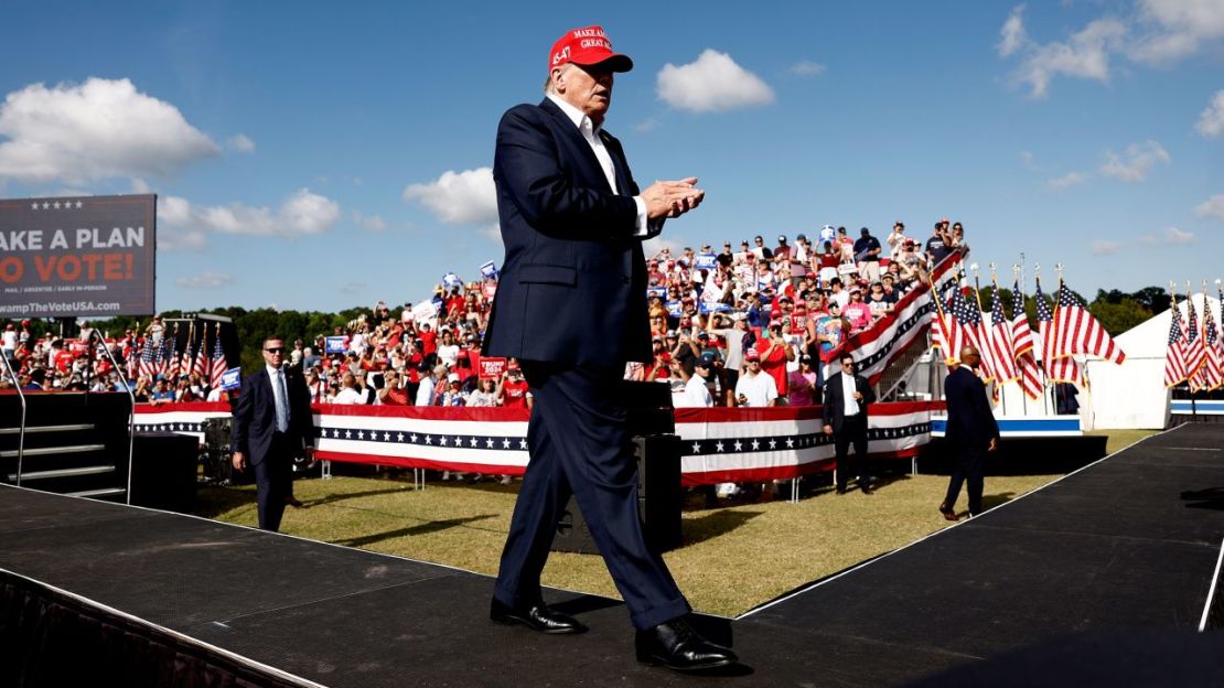 El expresidente Donald Trump baja del escenario tras hablar en un mitin en Chesapeake, Virginia, el 28 de junio de 2024.